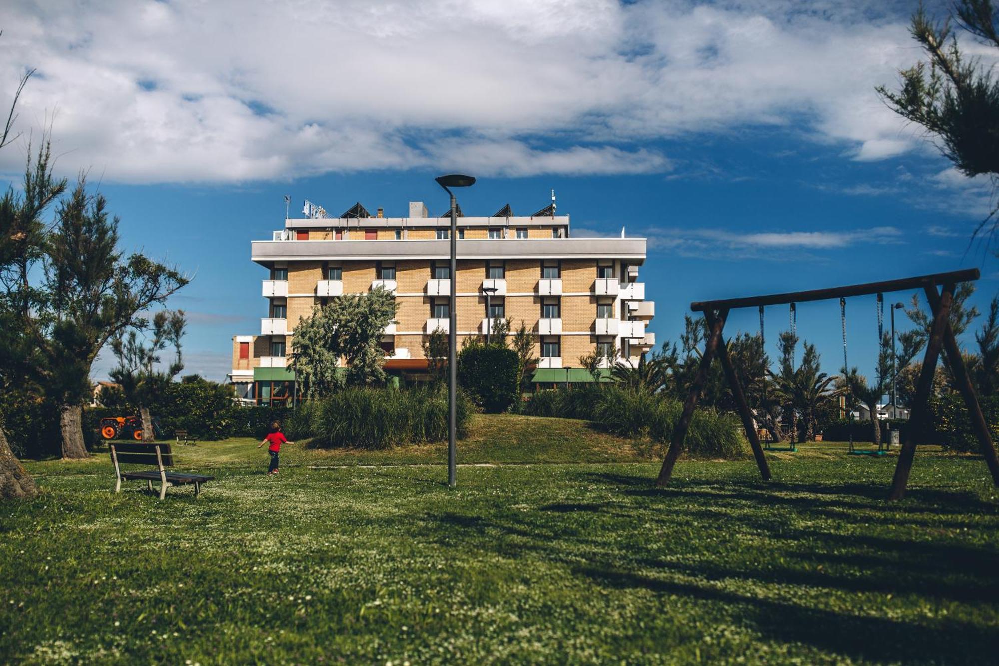 Una Hotels Imperial Beach Hotel マロッタ エクステリア 写真