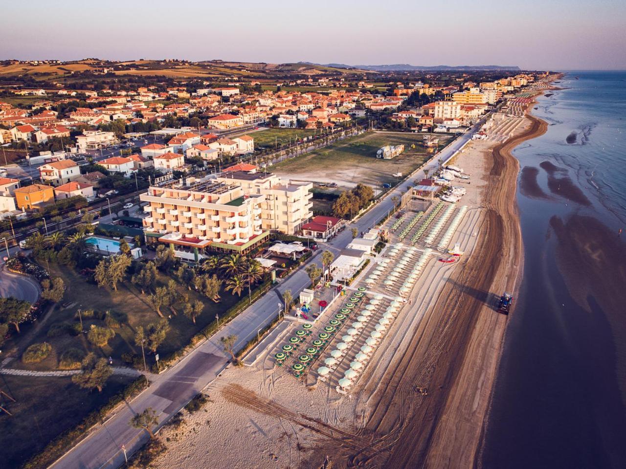 Una Hotels Imperial Beach Hotel マロッタ エクステリア 写真